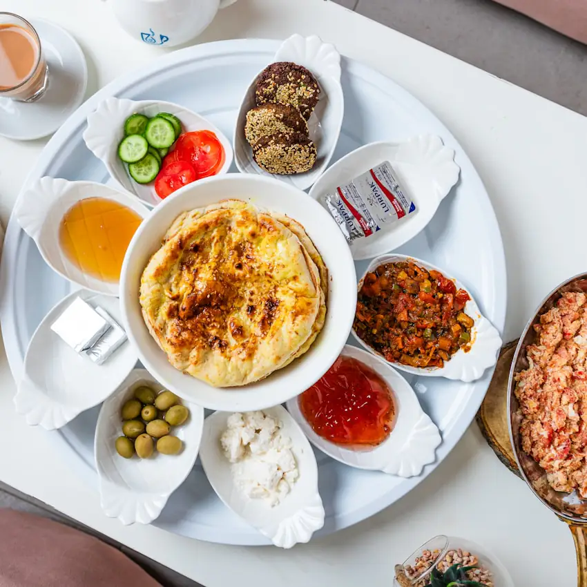 Ein runder Teller mit vielen kleinen Meze-Portionen um einen Dip in der Mitte.