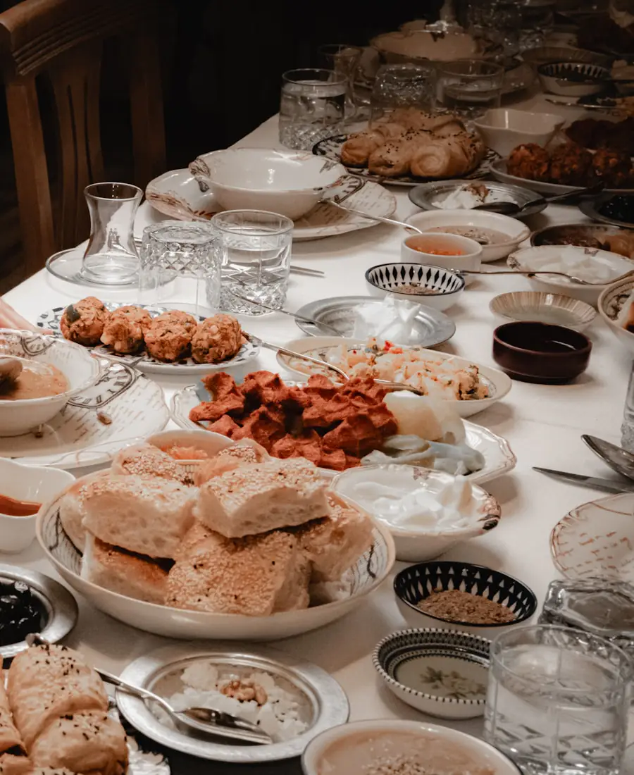 Eine lange, festlich gedeckte Tafel, an der viele Menschen zusammen essen.